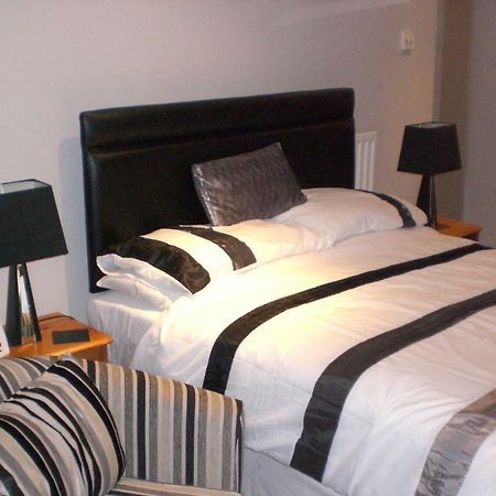 Cheapsleepz 49 Moscow Drive Hotel Liverpool Bagian luar foto