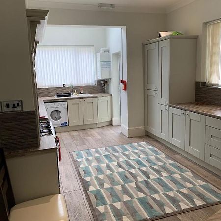 Cheapsleepz 49 Moscow Drive Hotel Liverpool Bagian luar foto