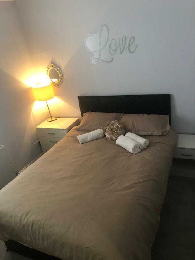 Cheapsleepz 49 Moscow Drive Hotel Liverpool Bagian luar foto
