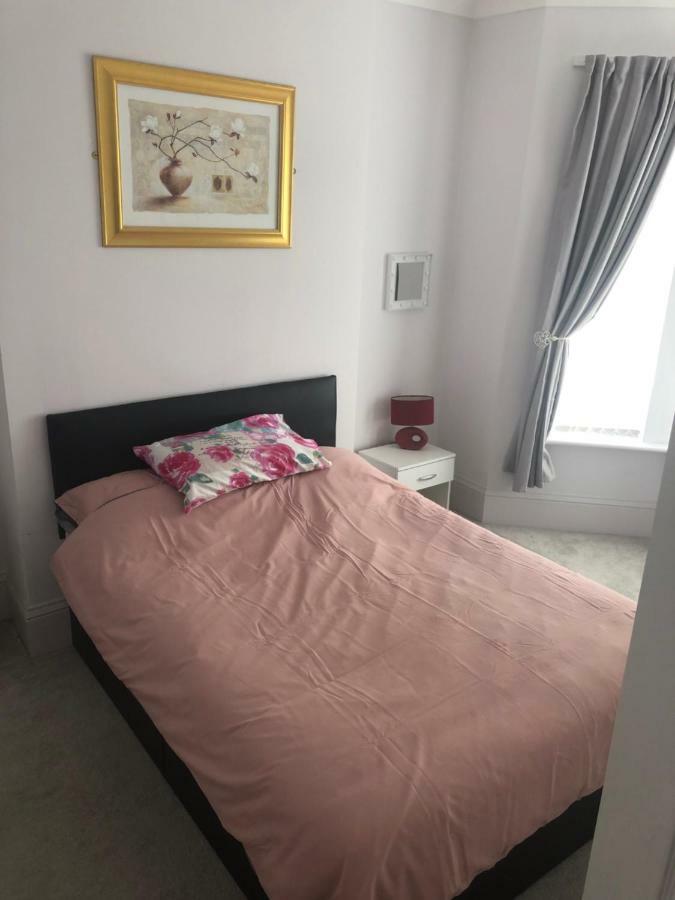 Cheapsleepz 49 Moscow Drive Hotel Liverpool Bagian luar foto
