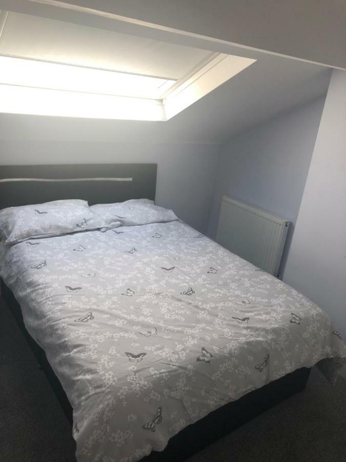 Cheapsleepz 49 Moscow Drive Hotel Liverpool Bagian luar foto