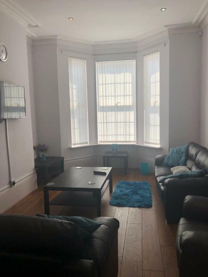 Cheapsleepz 49 Moscow Drive Hotel Liverpool Bagian luar foto