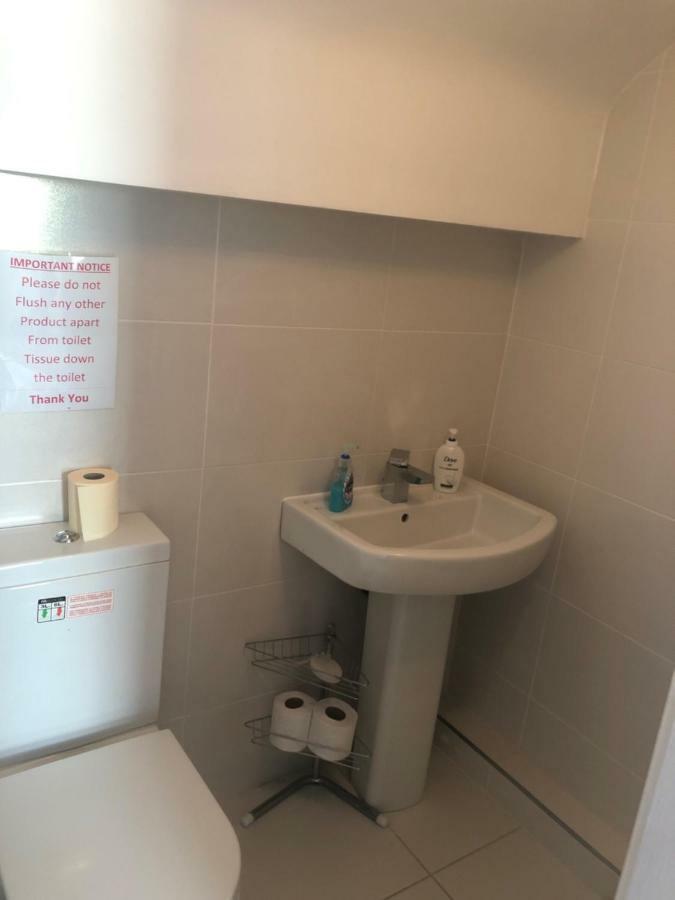 Cheapsleepz 49 Moscow Drive Hotel Liverpool Bagian luar foto