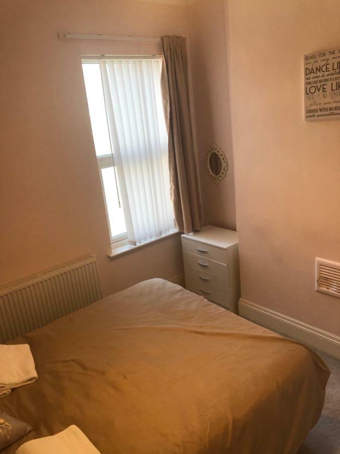Cheapsleepz 49 Moscow Drive Hotel Liverpool Bagian luar foto