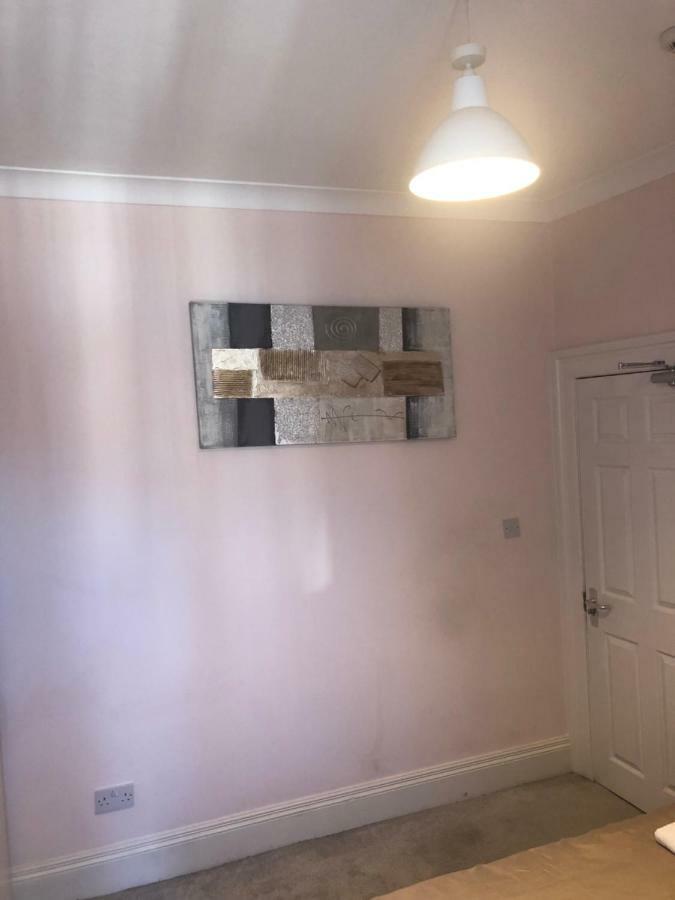 Cheapsleepz 49 Moscow Drive Hotel Liverpool Bagian luar foto