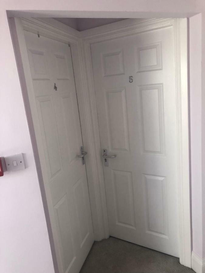 Cheapsleepz 49 Moscow Drive Hotel Liverpool Bagian luar foto