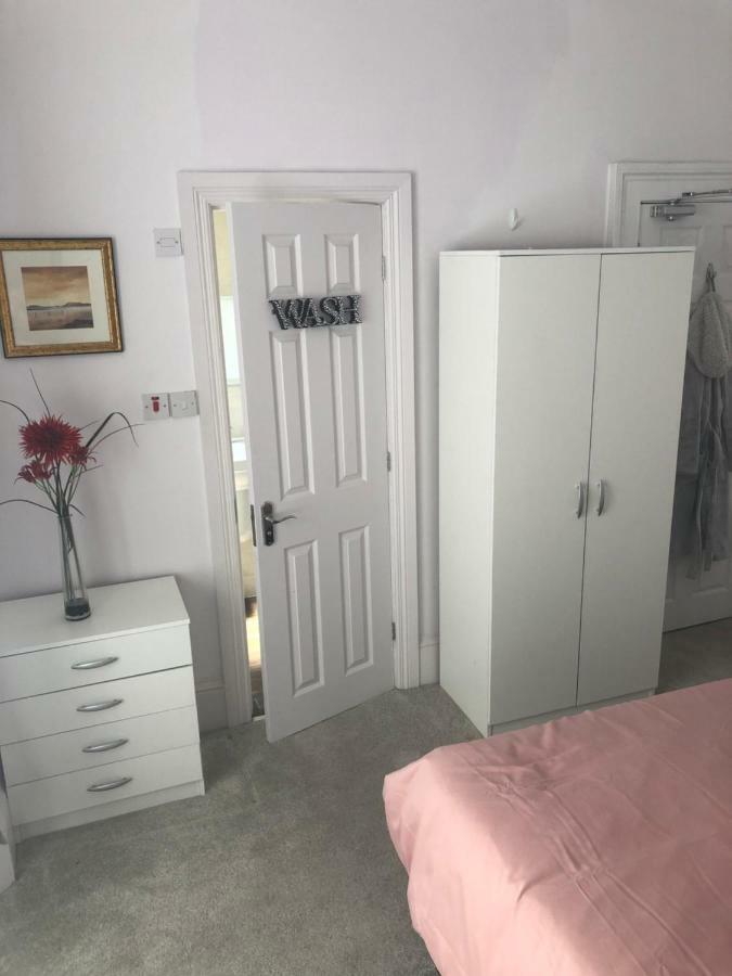 Cheapsleepz 49 Moscow Drive Hotel Liverpool Bagian luar foto