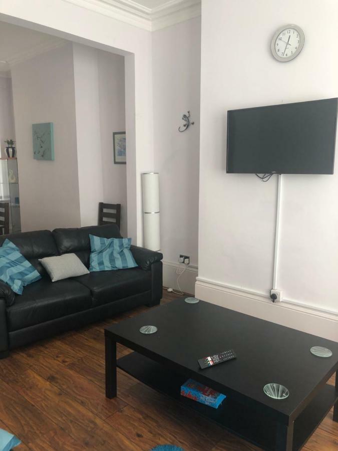 Cheapsleepz 49 Moscow Drive Hotel Liverpool Bagian luar foto