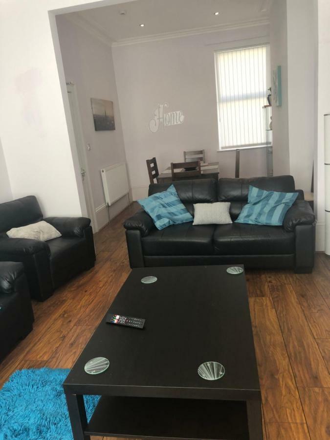Cheapsleepz 49 Moscow Drive Hotel Liverpool Bagian luar foto