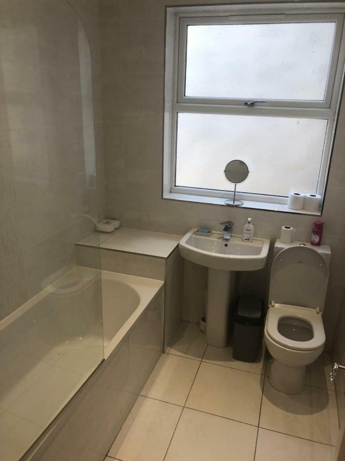 Cheapsleepz 49 Moscow Drive Hotel Liverpool Bagian luar foto