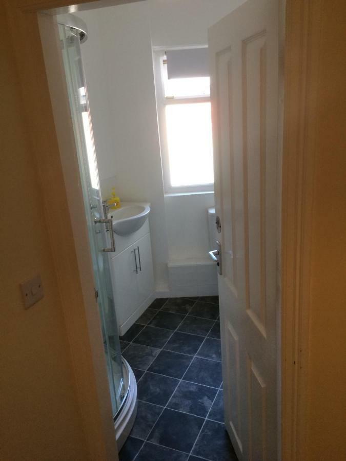 Cheapsleepz 49 Moscow Drive Hotel Liverpool Bagian luar foto