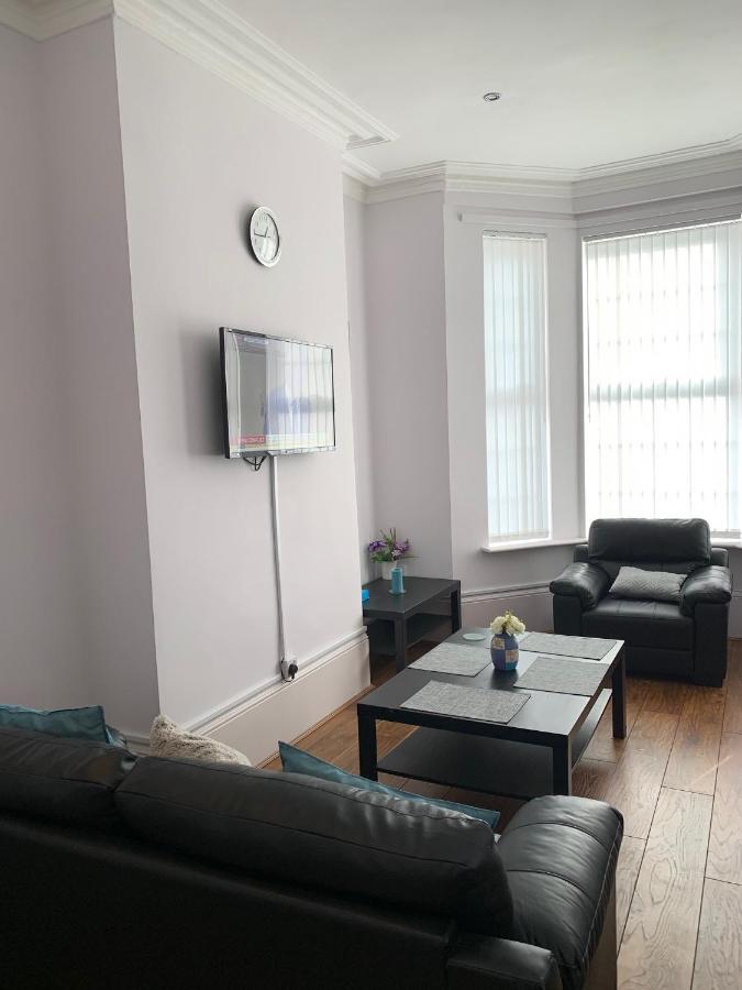 Cheapsleepz 49 Moscow Drive Hotel Liverpool Bagian luar foto