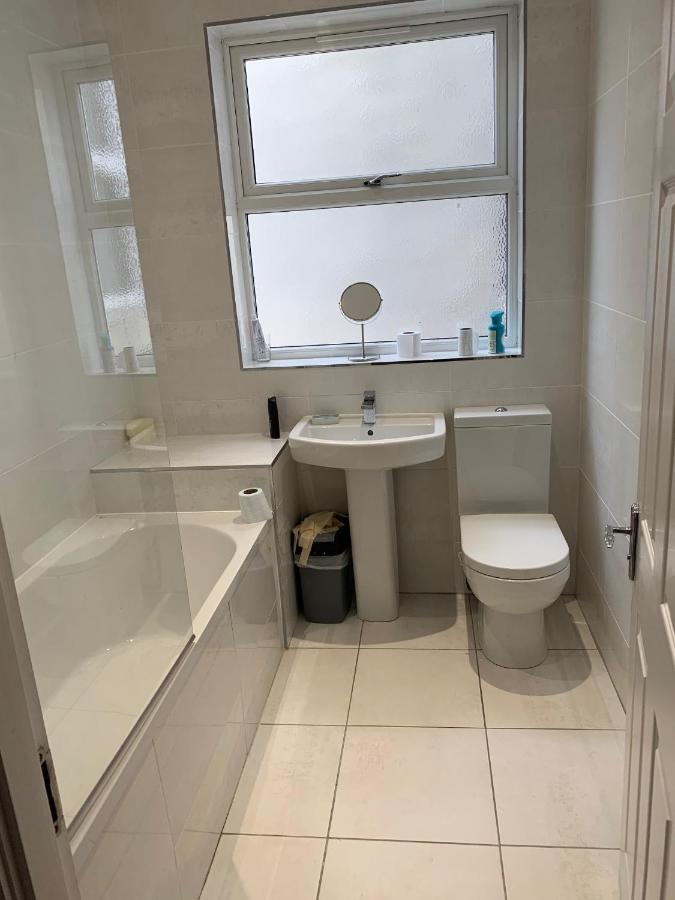 Cheapsleepz 49 Moscow Drive Hotel Liverpool Bagian luar foto
