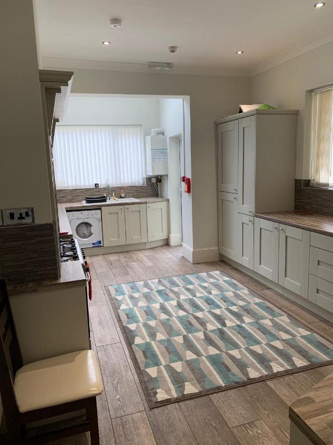Cheapsleepz 49 Moscow Drive Hotel Liverpool Bagian luar foto