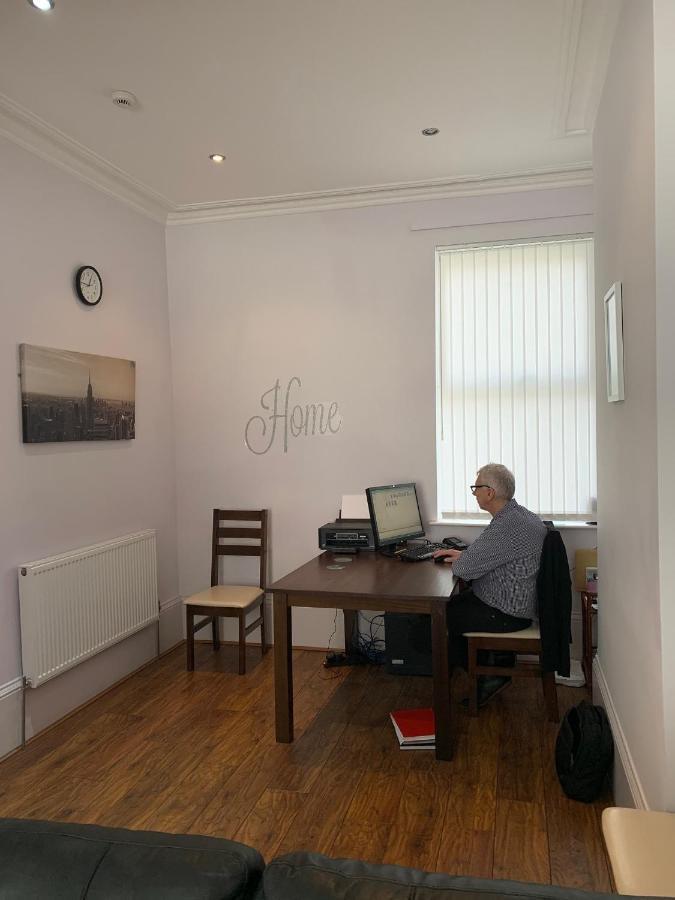 Cheapsleepz 49 Moscow Drive Hotel Liverpool Bagian luar foto