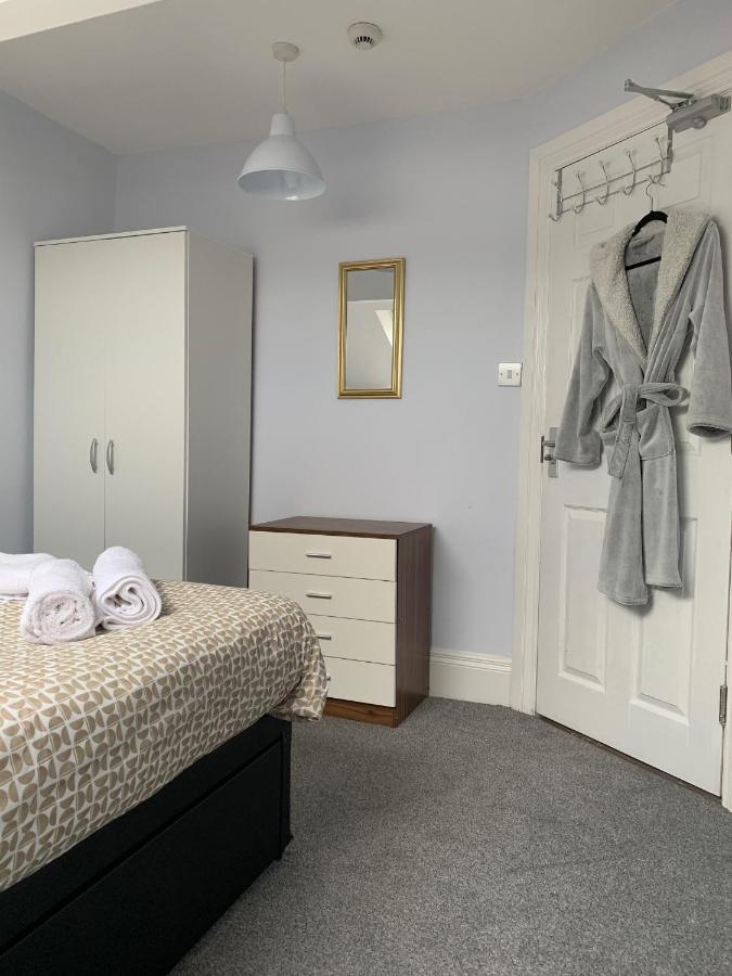 Cheapsleepz 49 Moscow Drive Hotel Liverpool Bagian luar foto