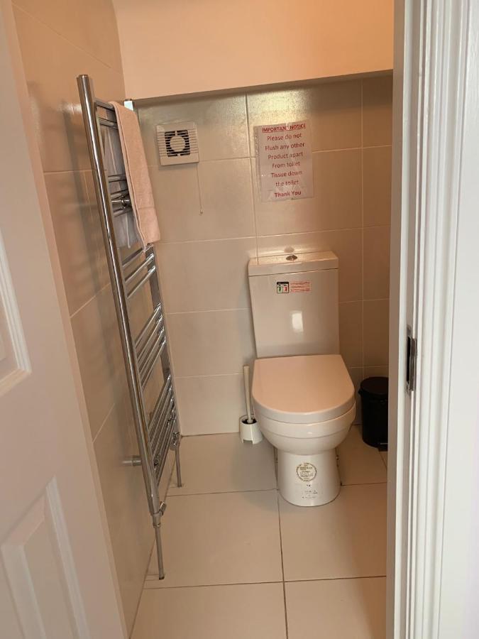 Cheapsleepz 49 Moscow Drive Hotel Liverpool Bagian luar foto